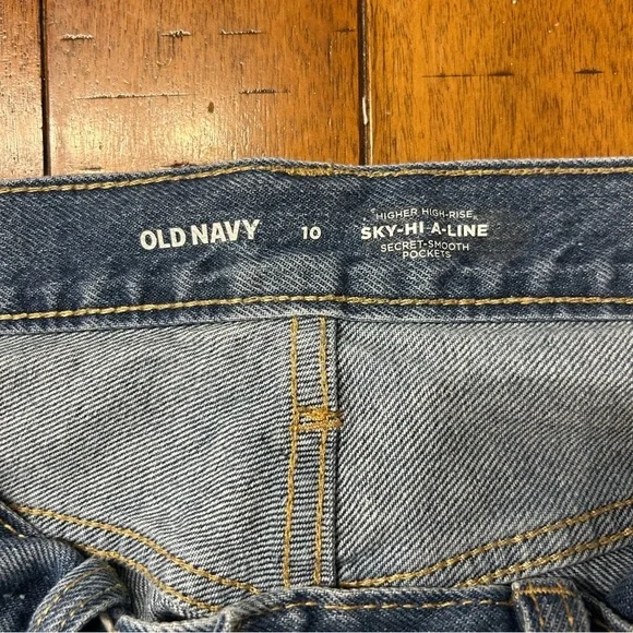 Old Navy Higher High-Rise Sky-Hi A-Line Eliza Cutoff Denim Jean Shorts, Size 10 - Picture 4 of 5